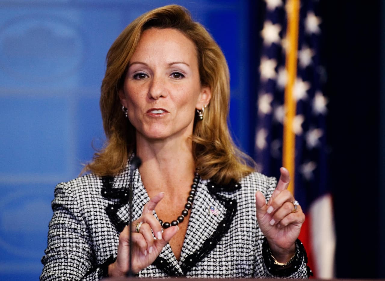 <b>FRAN TOWNSEND.</b> Fue fiscal de la ciudad de Nueva York bajo el gobierno del alcalde republicano 
<b>Rudy Giuliani</b>. Luego fue asesora de Seguridad Interna de 
<b><a href="http://www.univision.com/temas/george-w-bush" target="_blank">George W. Bush</a></b>, entre algunos de los altos cargos que ocupó. Según 
<b><a href="http://www.politico.com/story/2017/05/10/who-will-replace-james-comey-list-238201" target="_blank">Politico</a></b>, ella estaba siendo considerada por el equipo de transición de Trump para secretaria de Seguridad Nacional, puesto que finalmente le fue otrogado a 
<b>John Kelly</b>. Townsend le daría la oportunidad al presidente de nombrar a la primera mujer directora del FBI y hacer historia. 
<br>
