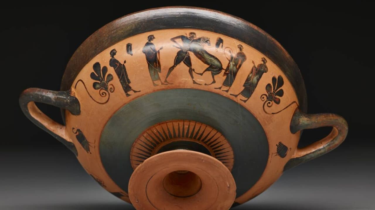 Data del 530 antes de Cristo y está hecha de cerámica griega. El catálogo de la
<b> colección del Museo de Arte de Dallas </b>explica que este tipo de cerámica es una de las primeras que comenzó a exportarse.