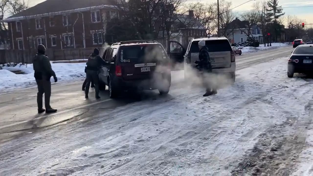 Graban el momento en que un agente de ICE dispara y mata a una mujer en Minneapolis