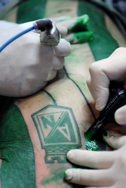 El tatuaje tiene un detalle aún más especial, la camiseta que se tatuó porta el número dos, en honor al jugador fallecido Andrés Escobar.