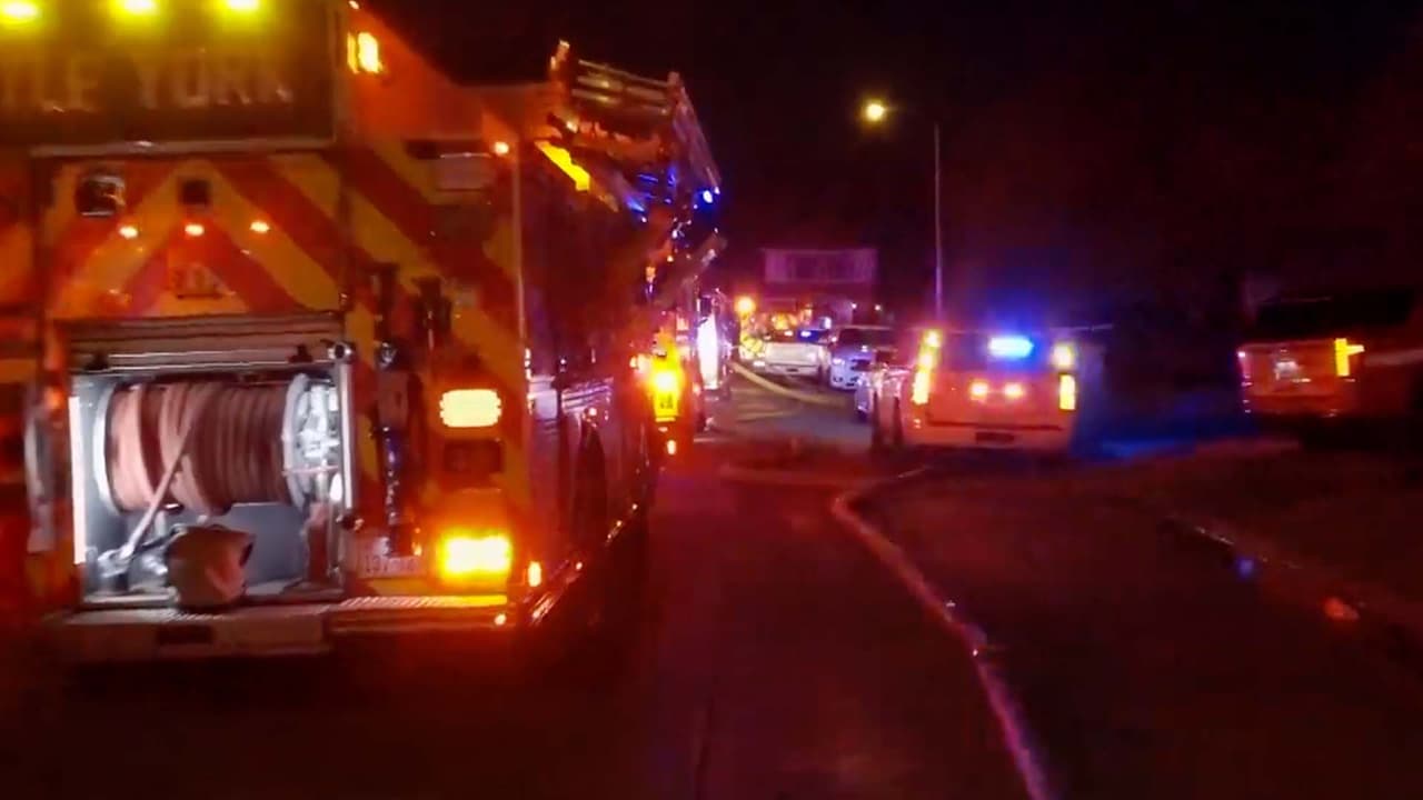 Varios equipos de rescate llegaron a la escena para controlar el fuego. La policía informó que hubo un fallecimiento, se trata de una mujer de 81 años que fue hallada en su habitación.