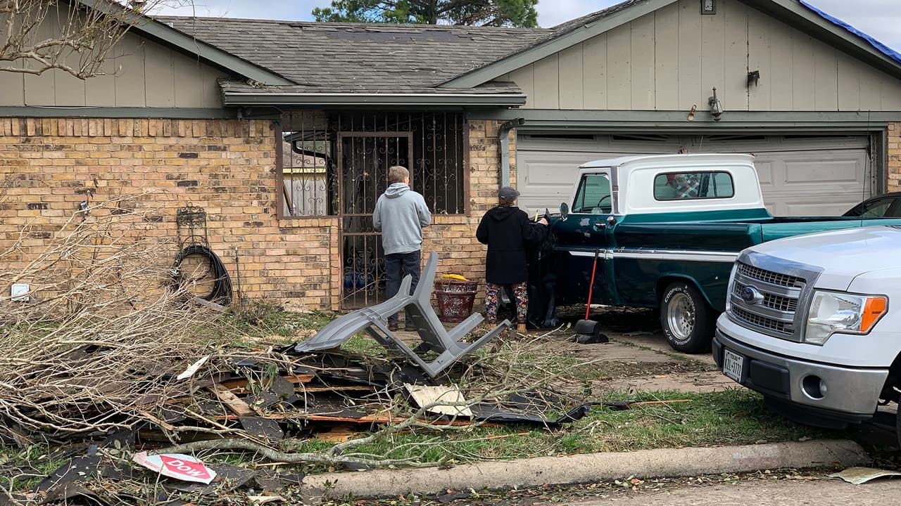 Los vecinos se apoyaron entre unos y otros para la limpieza y reparaciones de sus casas.