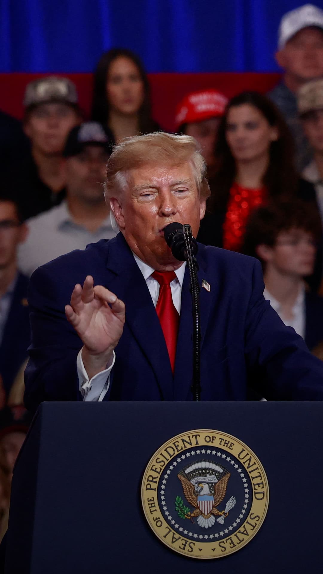 Donald Trump bromea con enviar a Marco Rubio en paracaídas a Cuba