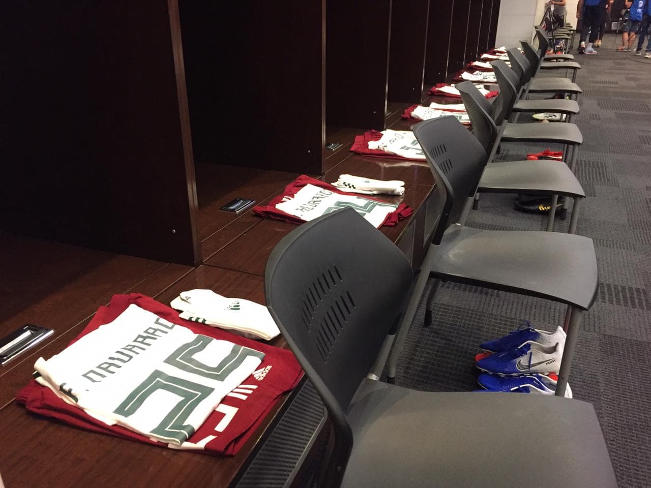 El primer equipo diferente en ocupar el camerino de los Dallas Cowboys es la Selección Mexicana en el AT&T Stadium, previo al amistoso contra Ecuador camino a la Copa Oro.