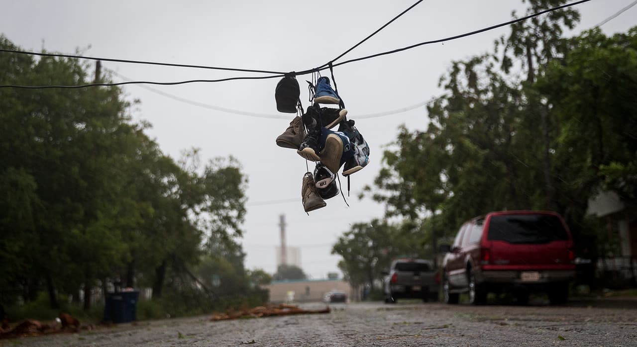 Zapatos atados a una línea eléctrica en una calle de Corpus Christi., después de que los vientos del huracán Harvey derribaron un poste.