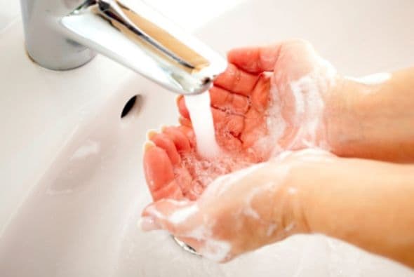 <b>Utiliza jabones neutros. </b>No importa si tus favoritos son aquellos con olor a lavanda o con pedazos de avena. La mejor opción es que apuestes por un jabón neutro o especial para tu tipo de piel.