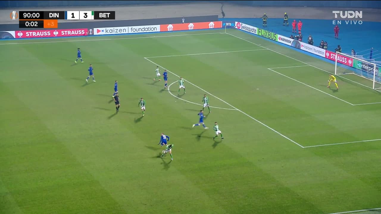 ¡CERCA! Cédric Bakambu disparó que se estrella en el poste.