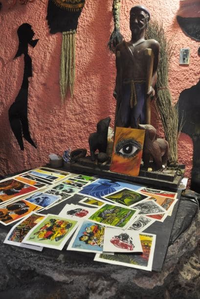 La santería nació en Cuba como un sincretismo entre la religión católica de los colonizadores españoles y la tradición africana traída por los esclavos y es la más numerosa de las creencias en la isla.