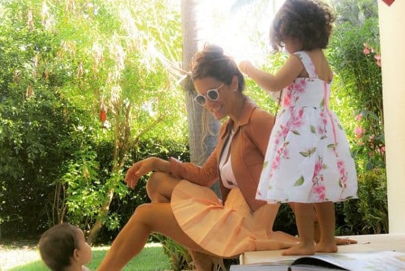 Vive enamorada de sus hijas, Erin y Regina.