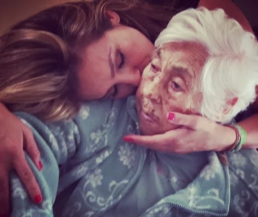 Thalía subió a sus redes sociales una tierna foto con su abuelita. La cantante le deseó una pronta recuperación, pues al parecer ha estado un poco enferma en los últimos días y en sus redes sociales pidió a todos que rezaran por ella.