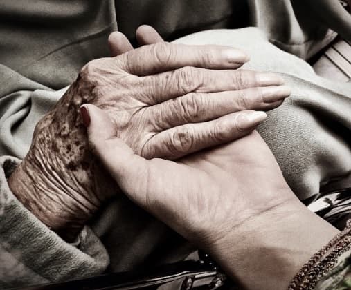 A pesar de la distancia, la intérprete de 'Habítame Siempre' está al pendiente de la salud de su abuela y cada que tiene oportunidad la visita.