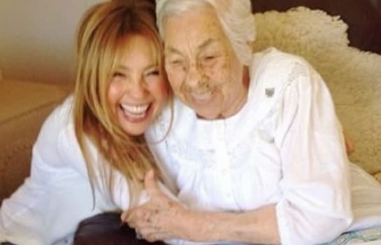 Según la revista Quién, la intérprete le pidió a Laura, a través de Twitter, que por favor tramitara el acceso de sus hermanas al hospital para que pudieran ver a Doña Eva.