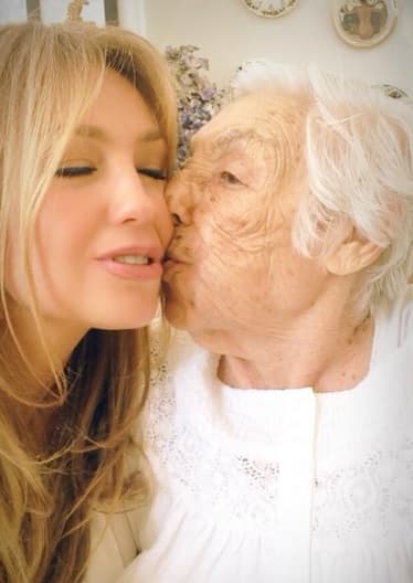 Una vez que doña Eva salió del hospital, Laura dijo que estaban esperando a que Thalía pudiera viajar para verla en México, pero las cosas se complicaron y la cantante no pudo ir a visitarla.