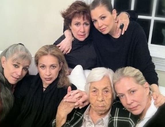 Ahí contó que ella y sus hermanas habían acordado crear una cuenta bancaria exclusiva para su abuela, pero que una de sus hermanas no estuvo de acuerdo.