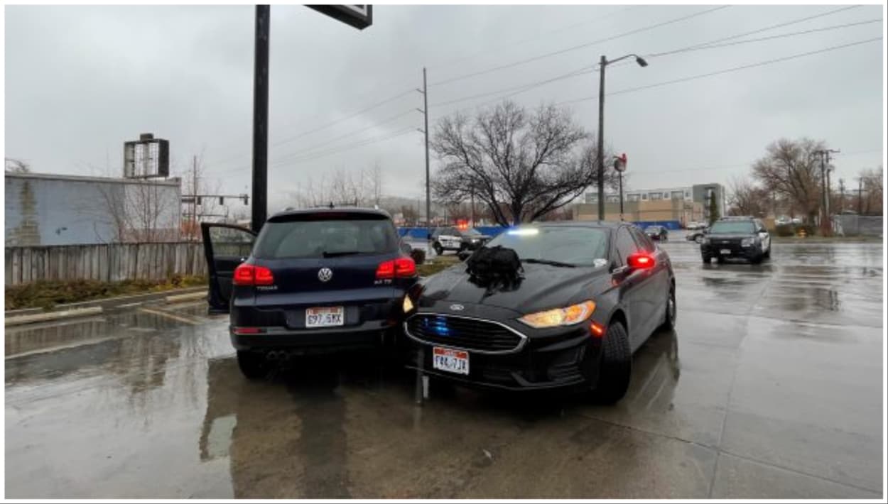 El ladrón no llegó muy lejos porque chocó contra un vehículo de la policía.