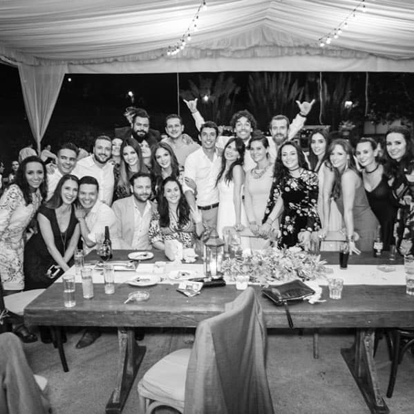 El día de su boda estuvieron rodeados de grandes amigos y familiares que fueron testigos de cómo sellaron su amor hasta que la muerte los separe.