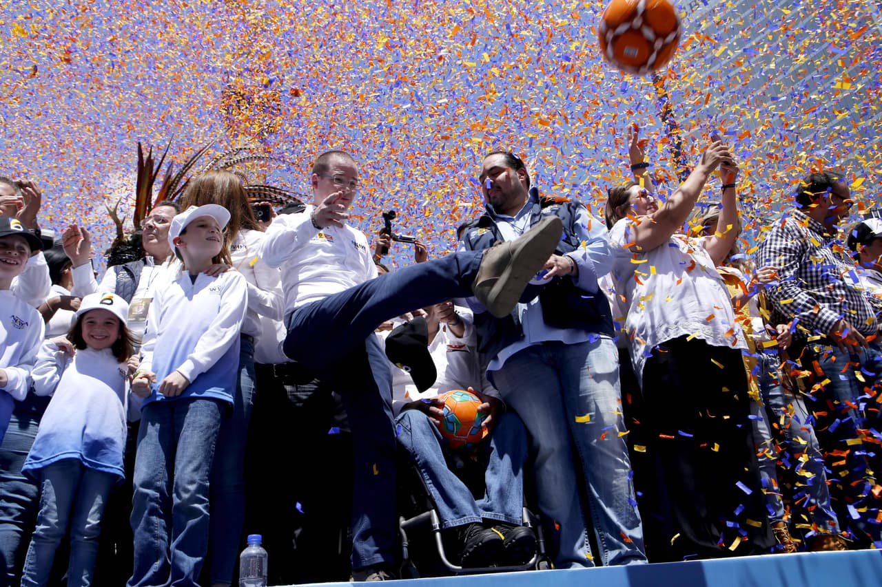 Mexico's presidential candidate Ricardo Anaya (C), standing for the "Mexico al Frente" coalition of the PAN-PRD-Movimiento Ciudadano parties, kicks a football during the final rally of his campaign at Angel de la Independencia monument in Mexico City, on June 24, 2018, ahead of the July 1 presidential election. (Photo by ULISES RUIZ / AFP) (Photo credit should read ULISES RUIZ/AFP/Getty Images)