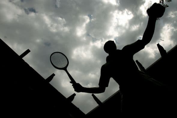 Wimbledon no apto para británicos: Uno de los máximos torneos profesionales en el Tenis tiene su mala fortuna para los nacidos en el Reino Unido, pues desde que se coronó campeón Fred Perry en 1936 ningún otro jugador británico había logrado hacerlo, hasta el 2013 donde Andy Murray derrotó a Novak Djokovic en la final.