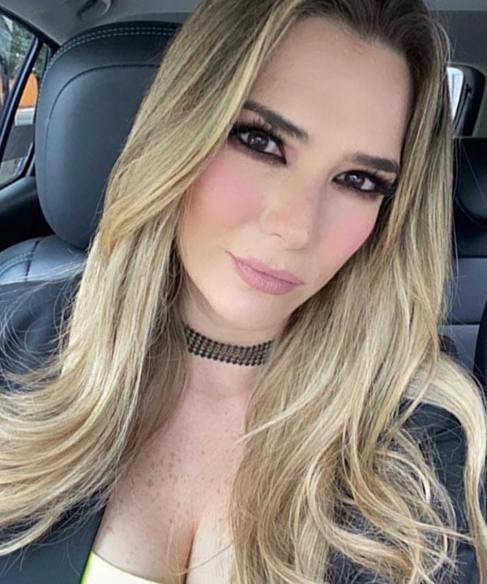 "Hablo a nombre de nuestra muy querida Alma Saint Martín, mi compañera de vida y su familia. Hace unos días solicitamos unos donadores de plaquetas porque Alma está atravesando la prueba más difícil de su vida. Hoy tuvimos la triste confirmación de que
<b><a href="https://twitter.com/Cachoperiodista/status/1331219506262278146" target="_blank">la atacó una leucemia aguda</a></b> que la tiene muy grave en el hospital. Agradecemos todas sus donaciones y muestras desinteresadas de cariño, esta será una larga y difícil batalla", dijo Cacho en un video.
<br>