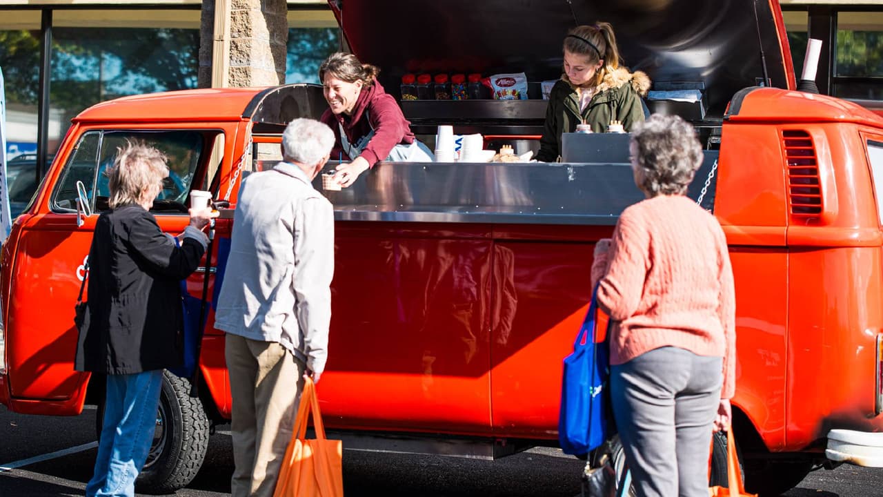 <b>CenterWell </b>
<br>CenterWell Senior Primary Care organizará entregas de pavo gratuitas el martes
<b> 21 de noviembre de 10 a.m a 11 a. m.</b>, en 2070 E Baseline Road, en Phoenix. Para asistir es necesario registrarse en este enlace.