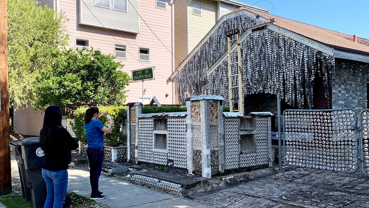 La casa es tan popular que es muy común ver a personas que acuden a visitarla y tomarse fotos.