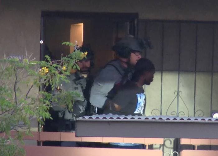 El arresto de una de las dos personas detenidas en el complejo de apartamentos.