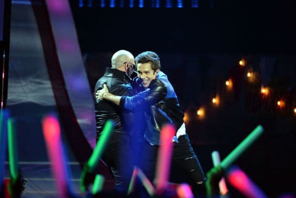 Minutos antes, Austin Mahone tuvo el honor de compartir el escenario con el gran Pitbull y juntos cantaron MMM Yeah (Music Video) feat.