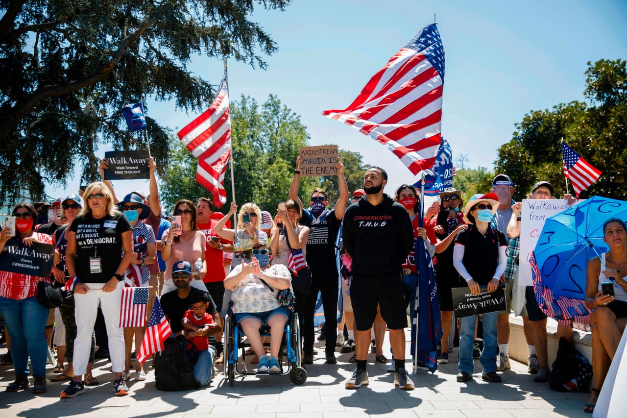 A pesar de la pandemia, seguidores de Trump, marcharon desde West Hollywood hacia Beverly Hills el sábado por la tarde en un mitin que había sido planeado, indicó CBS Los Angeles.
<br>
<br>Los manifestantes escuchan a los oradores durante el mitin WalkAway en apoyo del presidente de los Estados Unidos.