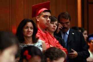 Los beneficiarios de DACA deben demostrar que entraron a Estados Unidos antes de cumplir los 16 años de edad y que han residido en el país de manera continua desde antes del 15 de junio de 2007.
