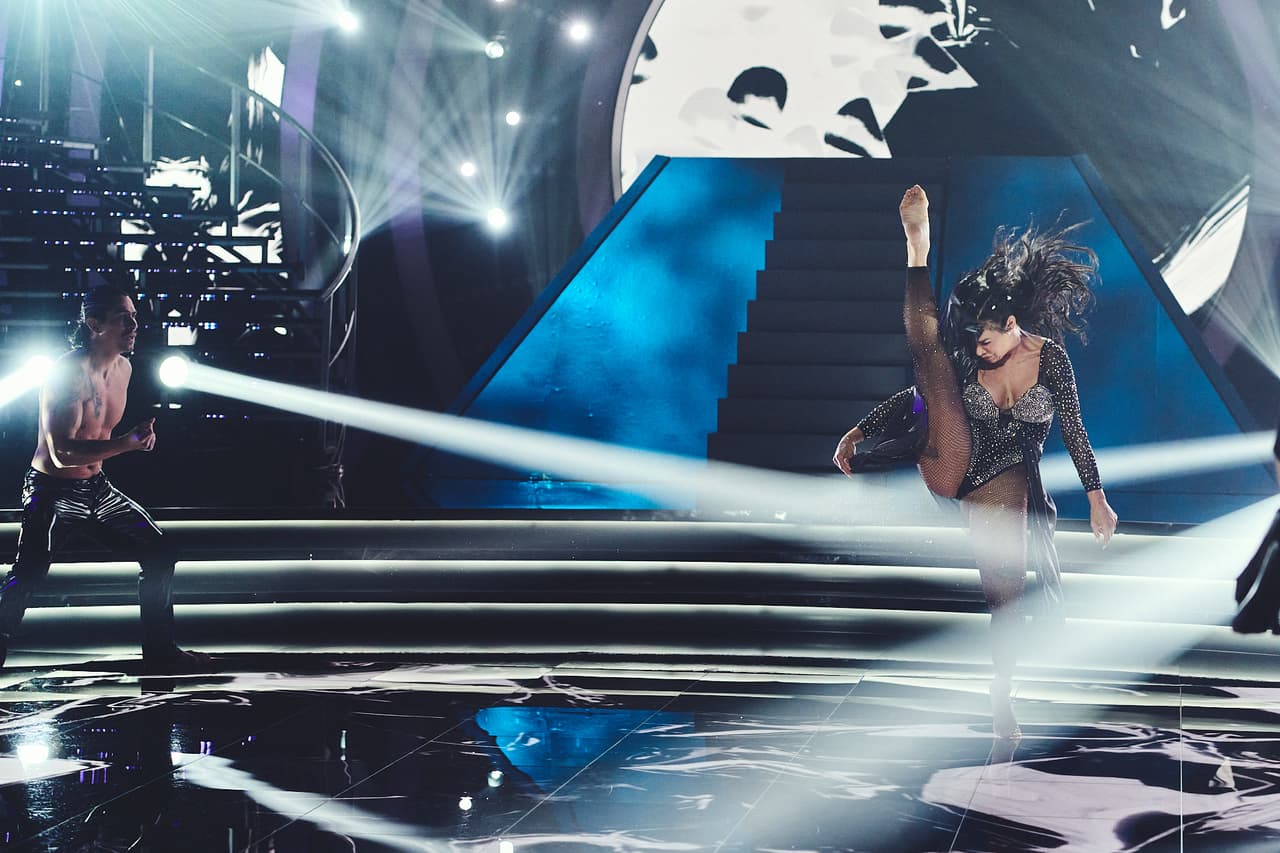 Su talento y destreza en la pista fueron ovacionados tanto por el público como por los jueces y conductores.