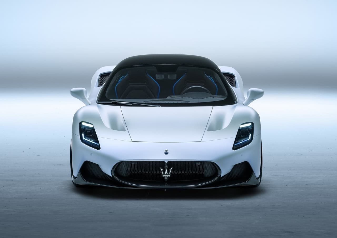 Por el frente, el tridente que conforma su insignia se encuentra incrustada dentro de una parrilla con un diseño sencillo pero a la vez elegante. Su juego óptico de tecnología LED también se extiende hasta el parachoque delantero. Y las grietas, junto al capó, más las entradas de aire con el mismo tratamiento de la parrilla, indican su naturaleza aerodinámica.