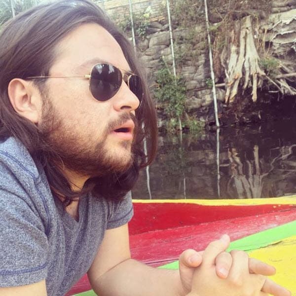 Así luce ahora, ya no es un niño, usa barba y cabello largo.