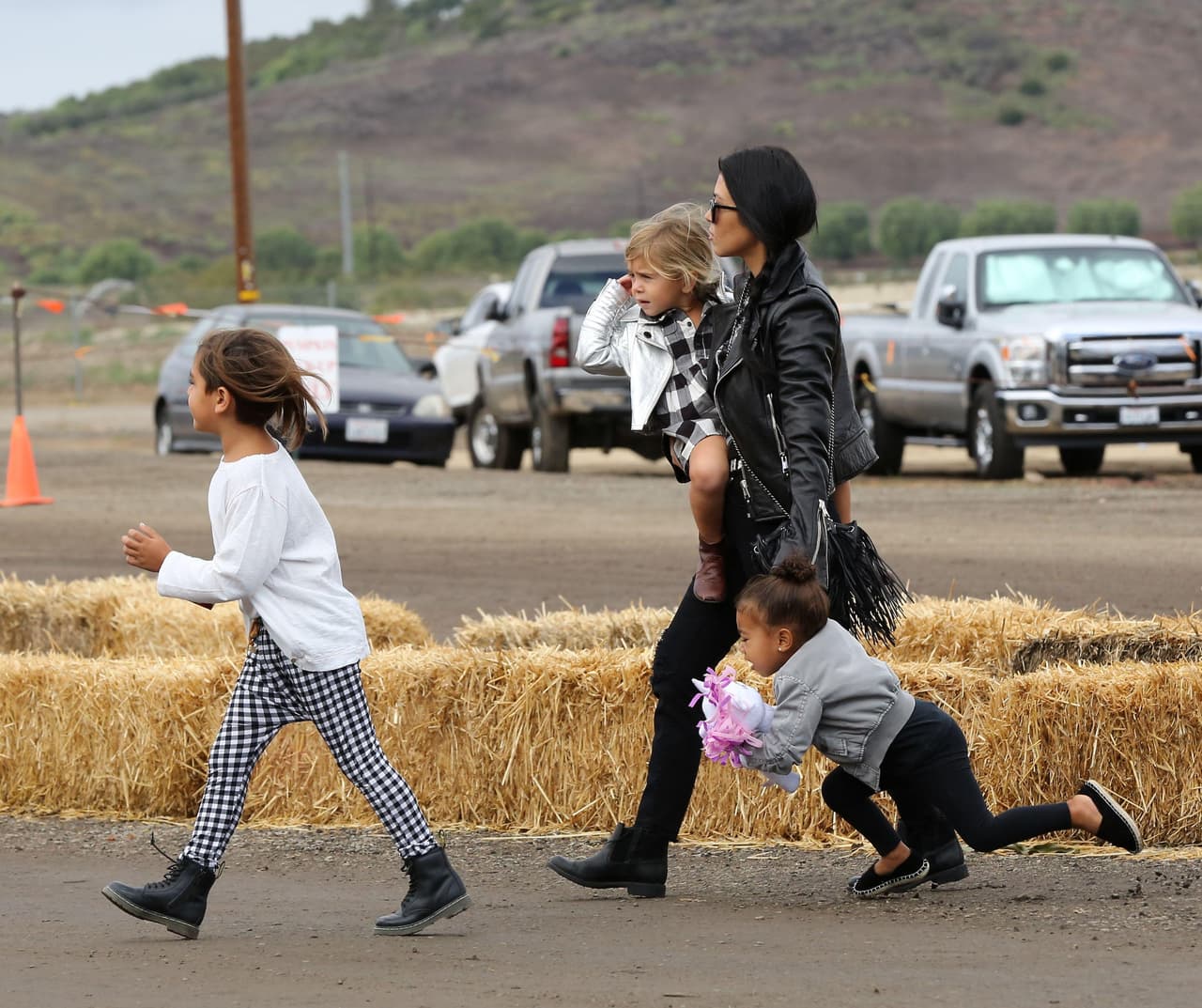 Kourt caminaba a toda velocidad, como si las calabazas se fueran a terminar.