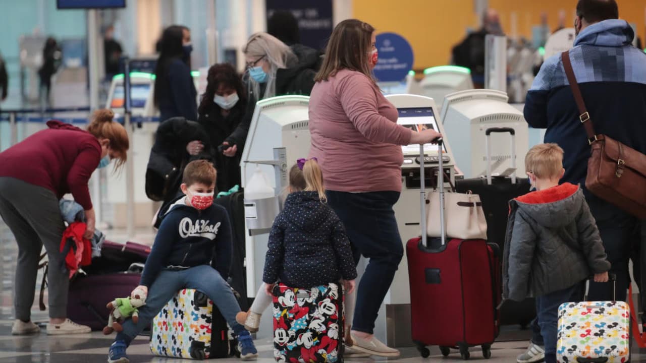 Largas filas y alta afluencia de pasajeros en el Aeropuerto Internacional de Tampa tras el Día Acción de Gracias