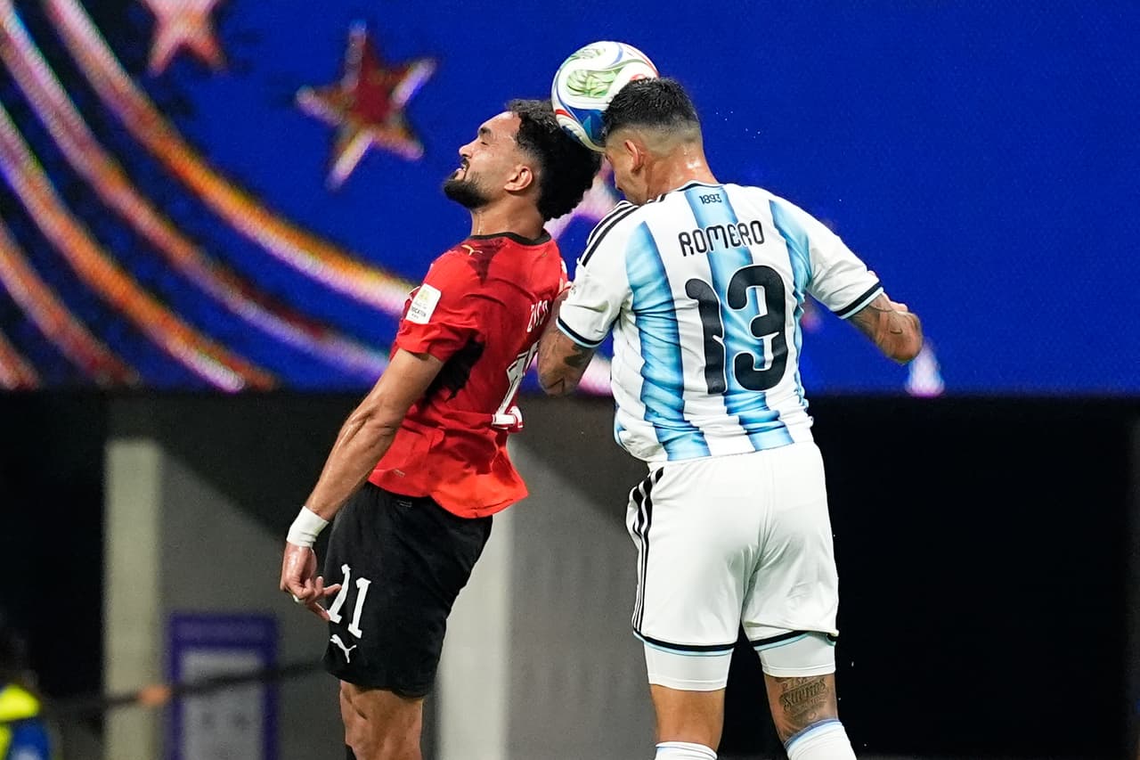 Mostafa Zico (11) de Egipto salta por el balón con Cristian Romero (13) de Argentina durante el partido de octavos de final de la Copa Mundial entre Argentina y Egipto en Atlanta, el martes 7 de julio de 2026.