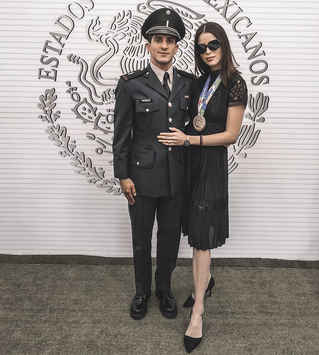 Rommel asistió a la ceremonia acompañado de
<b>su novia Lylo Fallah</b>, quien bromeó con él diciéndole "arréstame", también (entre broma y broma) le cantó la famosa canción de Luis Miguel, 'La incondicional'.