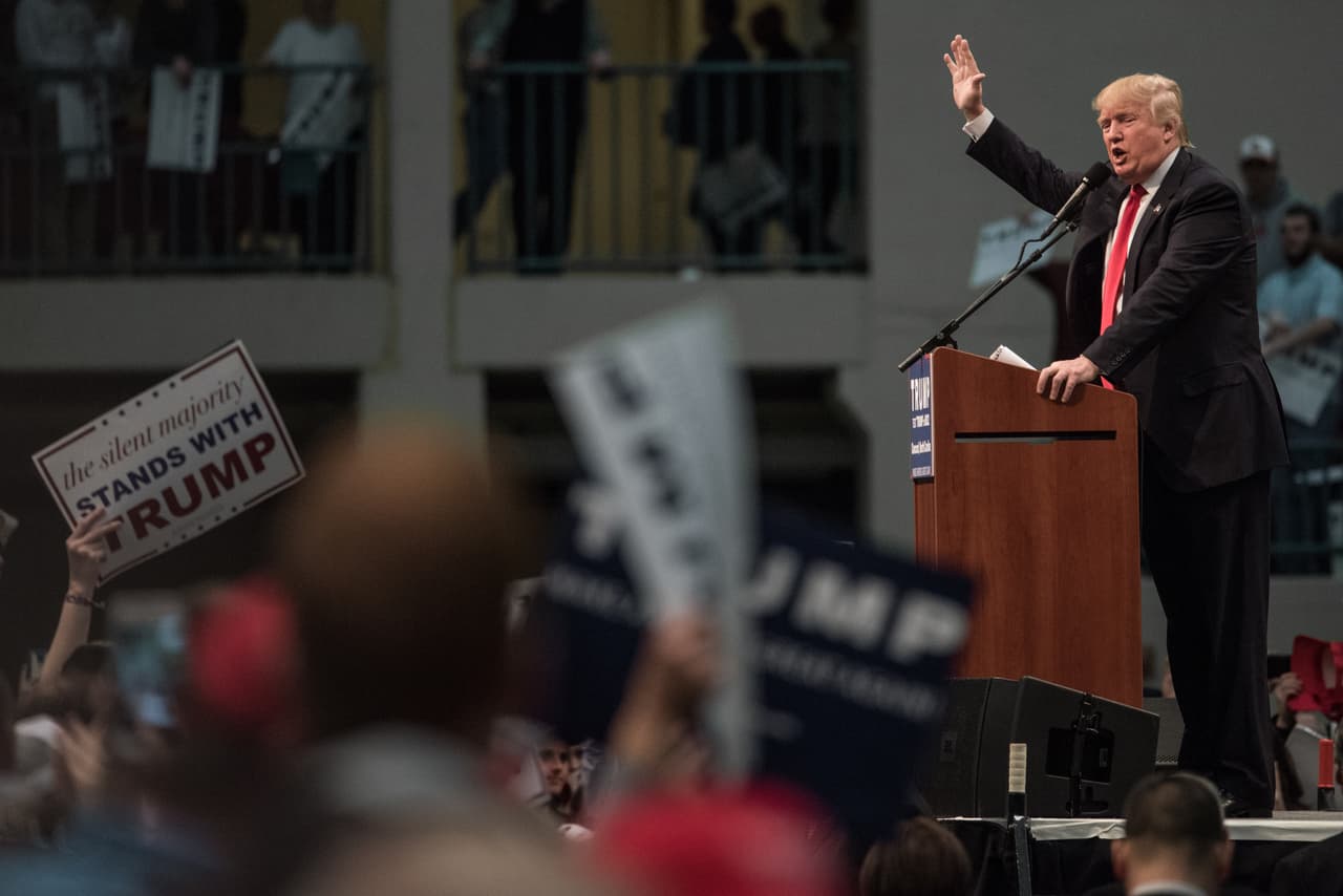 Trump considera "ridículo" que comparen su juramento con el saludo nazi