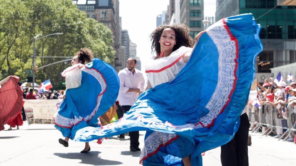 Dos bailarinas mueven sus faldas tradicionales al ritmo de la música.