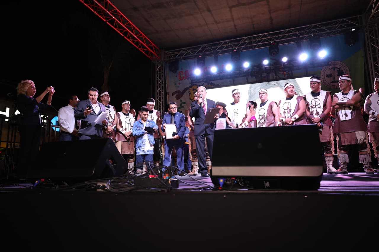 La mayoría de los integrantes de la agrupación subieron al escenario para recibir su reconocimiento.