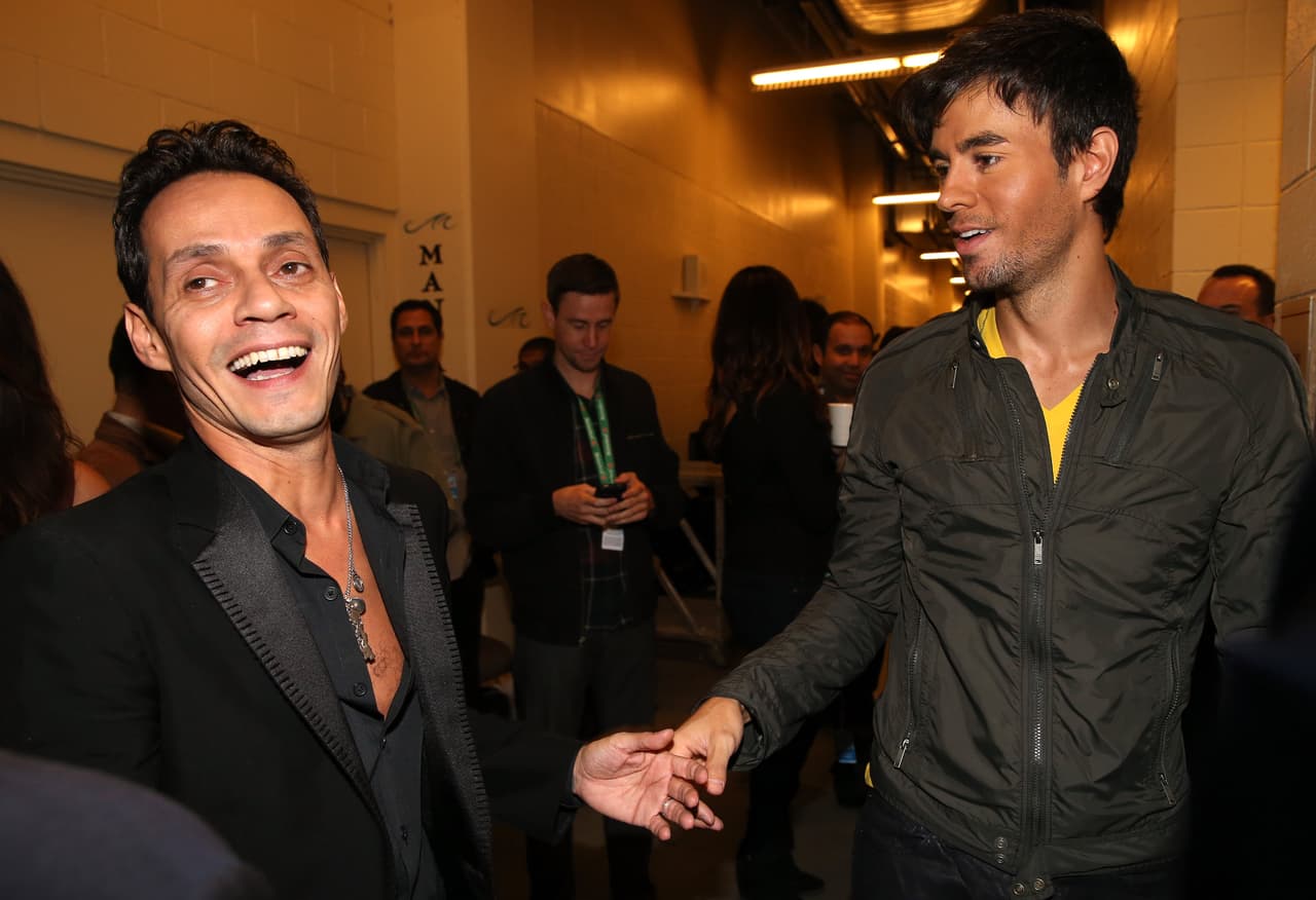 Ajaaaa!!... Así cachamos a este par de galanes, que seguro se estaban contando la de chicas que están tras ellos, claro, sin que se enteren sus amadas.