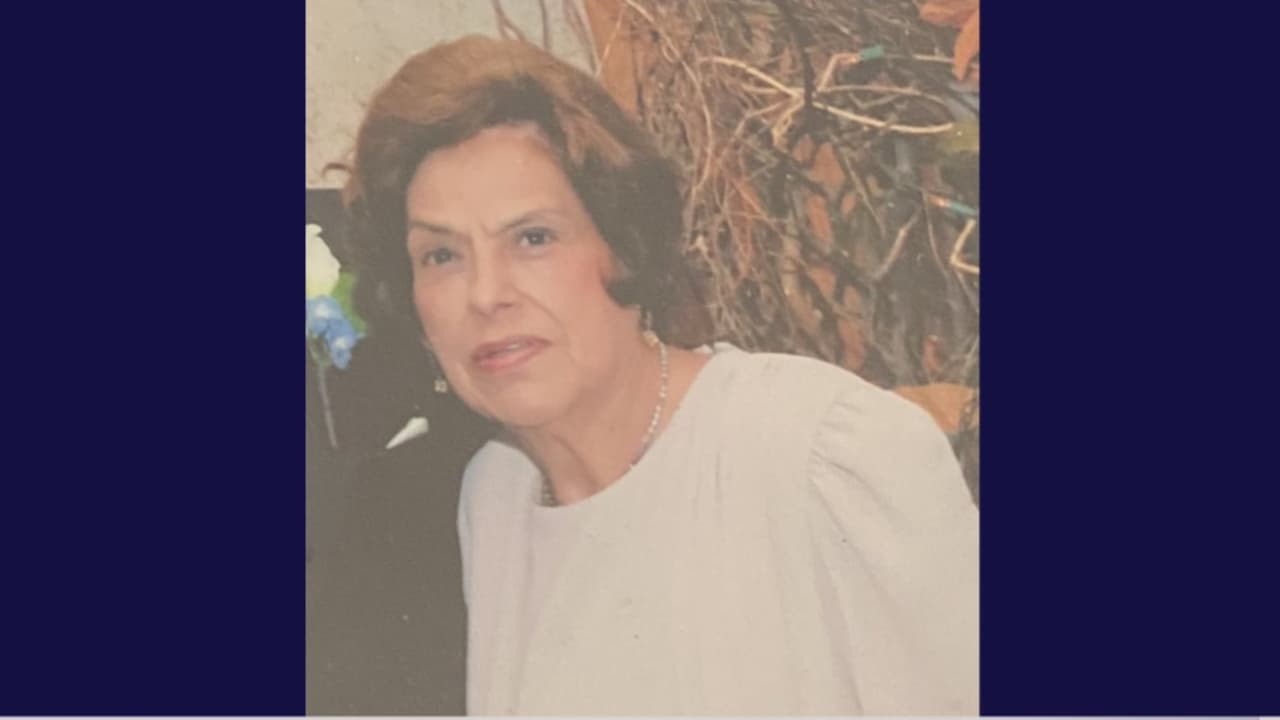 A Ochoa Flores le encantaba caminar, según contó Alberto, el menor de sus hijos. La tarde del sábado 24 de mayo, fue atropellada mientras caminaba por la acera, en Garfield Ridge. El informe preliminar de la policía apunta a que un hombre de 26 años, que conducía un vehículo de color plateado, intentaba dar la vuelta a la izquierda cuando chocó a otro auto y acto seguido arrolló a la mujer.