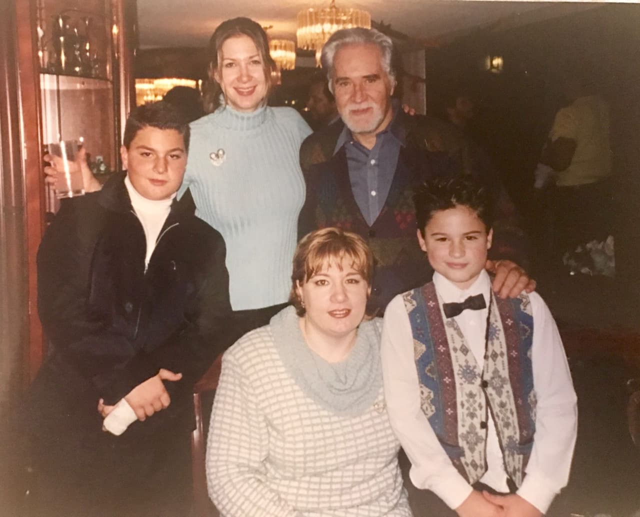 Rogelio Guerra estuvo casado en tres ocasiones. Su primer matrimonio fue con la cantante Durcy Denis con la que tuvo un niño llamado Rogelio, según el testimonio de la artista. Si bien el primogénito del actor no formó parte de su vida. El matrimonio entre ambos duró apenas 15 días. En esta imagen, Rogelio aparece con Hildegard, su hija de una relación anterior.