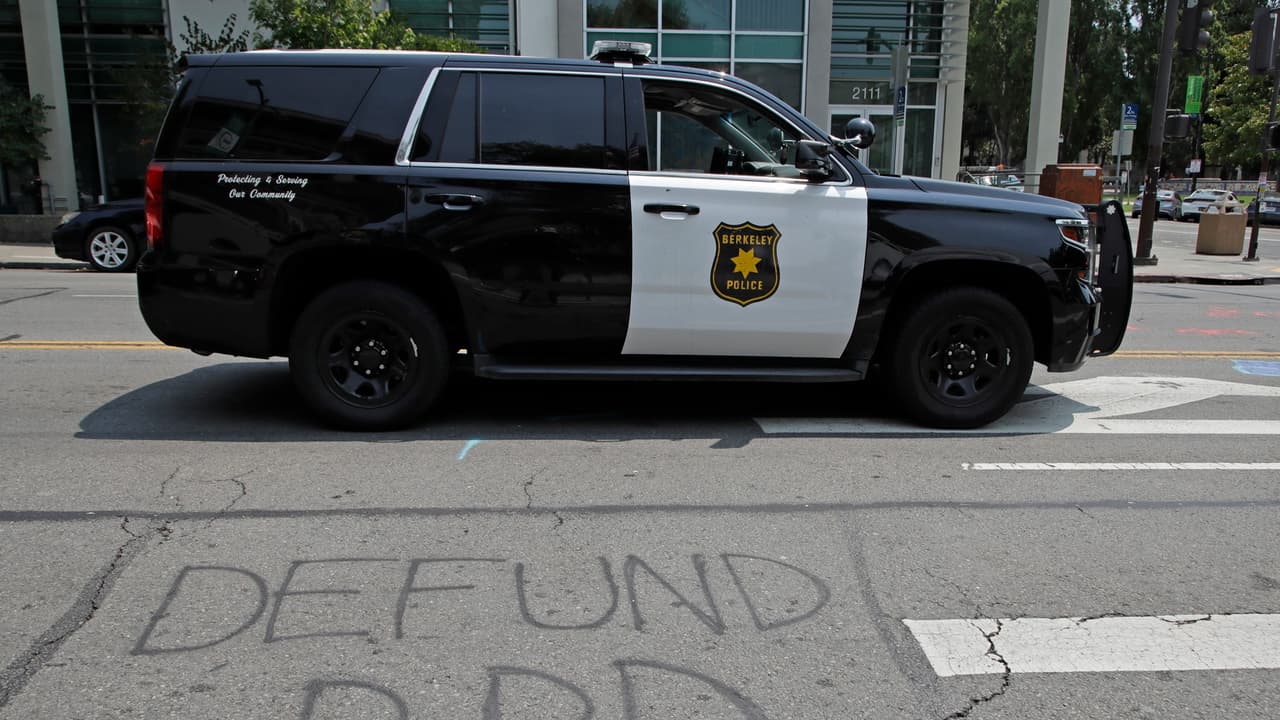 Berkeley aprueba recortar a la mitad el presupuesto de su Policía y prohibirles hacer detenciones de tránsito