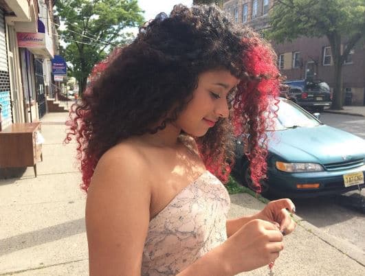 Aimeé tiene una gran cabellera, pero le encantan los mechones de color.