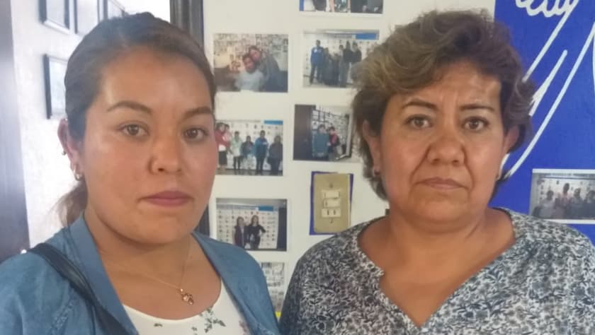 Juana Bernal Ramírez o Rocío (izquierda) junto a su madre Lorena Ramírez (derecha) en las instalaciones de la Asociación Mexicana de Niños Robados y Desaparecidos (AMNRDAC) previo a realizarse el excamen de ADN en la fiscalía de la Ciudad de México.