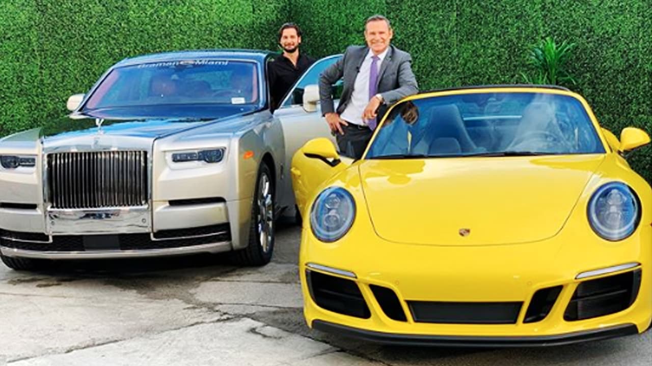<u><b>Contenido relacionado</b></u>
<br>
<br>Jaime Gabaldoni, editor de Univision A Bordo, nos mostró dos autos de lujo que JLO 'La Diva del Bronx' guarda en su cochera. La cantante acaba de estrenar un Porsche 911 Carrera GTS Cabriolet color rojo, regalo de su novio por su cumpeaños 50. Además, JLo lleva a sus hijos a la escuela y va al gimnasio en un Rolls - Royce Phantom como este en el que se montó Alan.