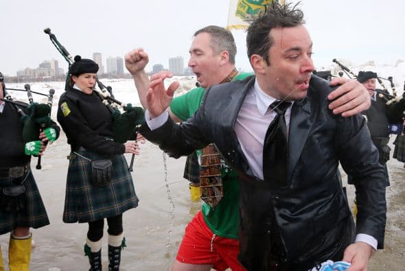¡Lo hizo!Mira lo congelado que quedó el comediante Jimmy Fallon luego de aceptar el reto que le hizo el alcalde de Chicago Rahm Emanuel de lanzarse a las congeladas aguas del Lago Chicago durante el Polar Plunge 2014 y con un temperatura de 2 grados