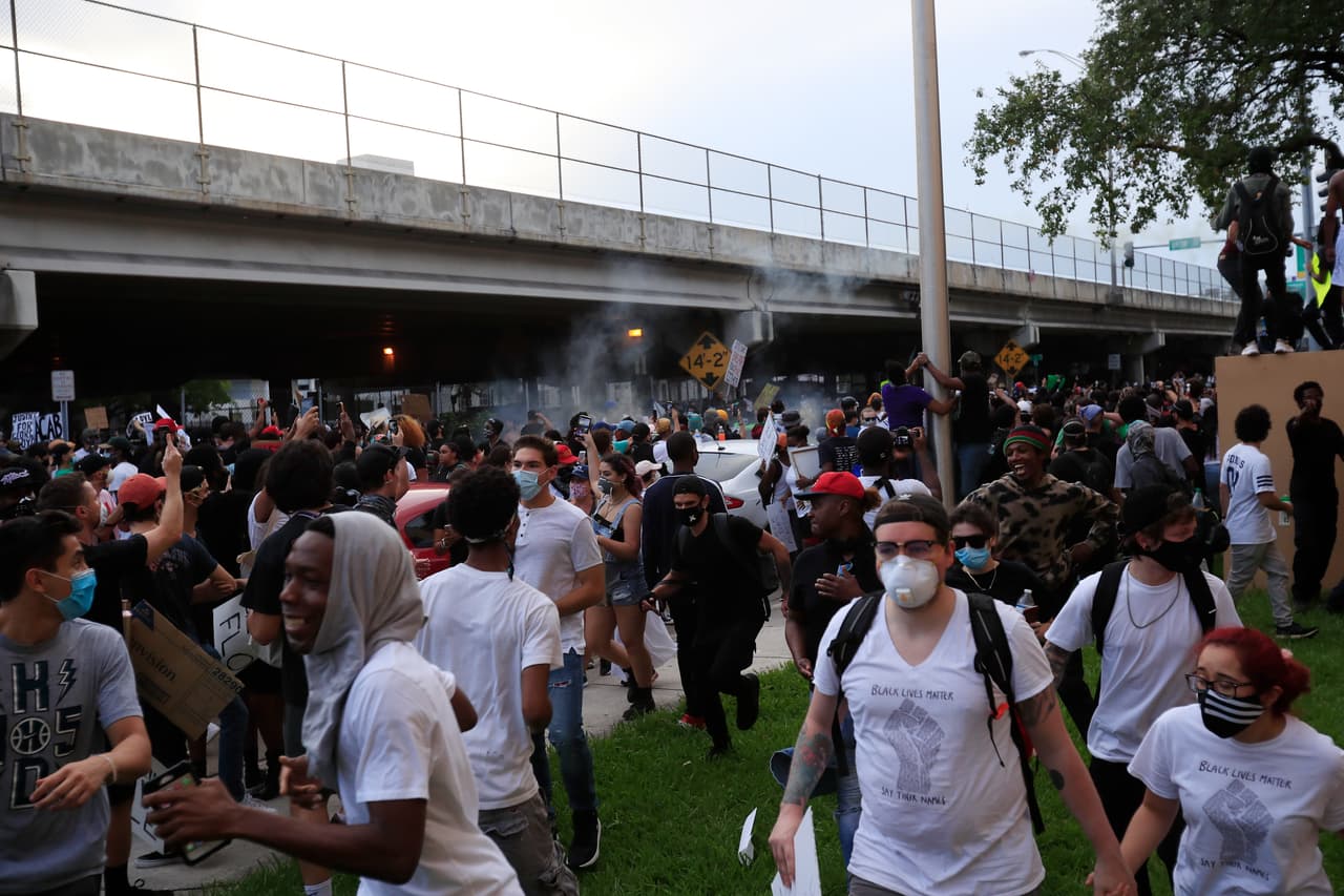 Gases lacrimógenos y carros incendiados: policía dispersa protestas de Miami en apoyo a George Floyd