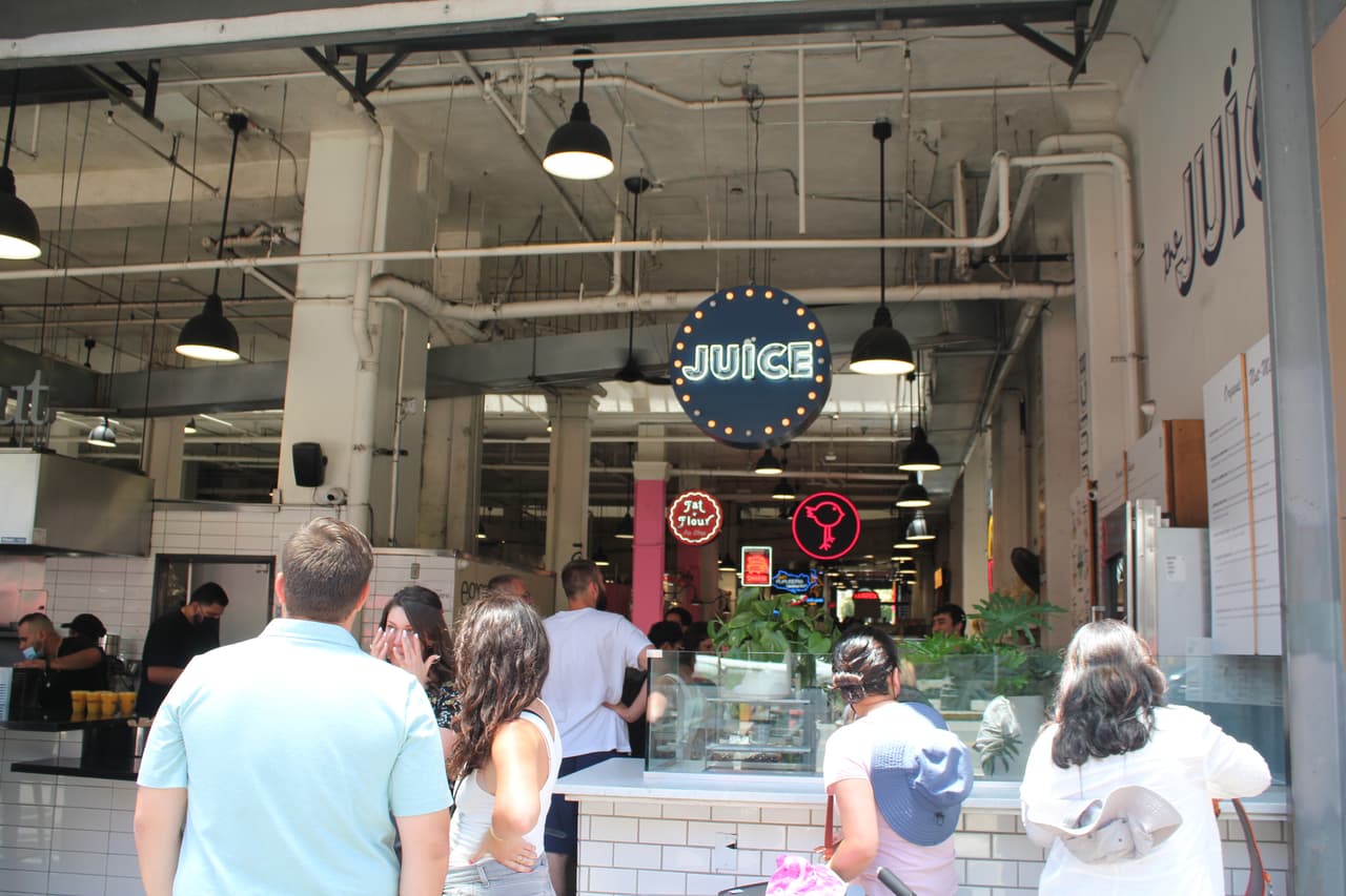 La paciencia será tu aliado y no te impresiones por las filas, los trabajadores del icónico mercado, se esmeran porque los clientes reciban sus órdenes lo más rápido posible.