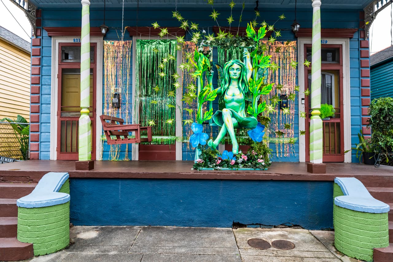 Boudreaux también sugirió que la gente podía contratar o comprar artículos a artistas y proveedores del ‘mardi gras’ ahora sin trabajo debido a la cancelación de los desfiles. 
<br>